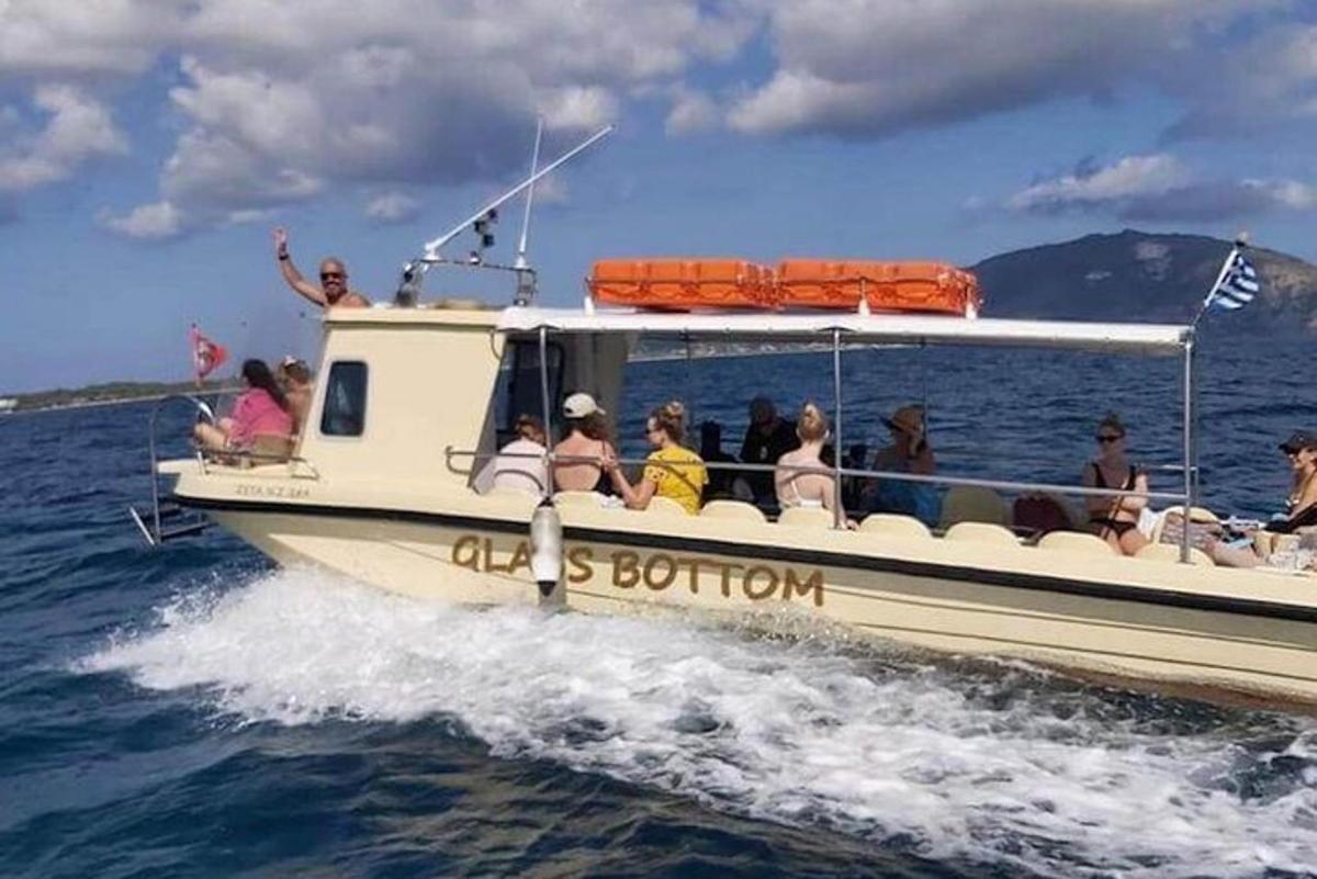 grupa ludzi na łodzi na wodzie