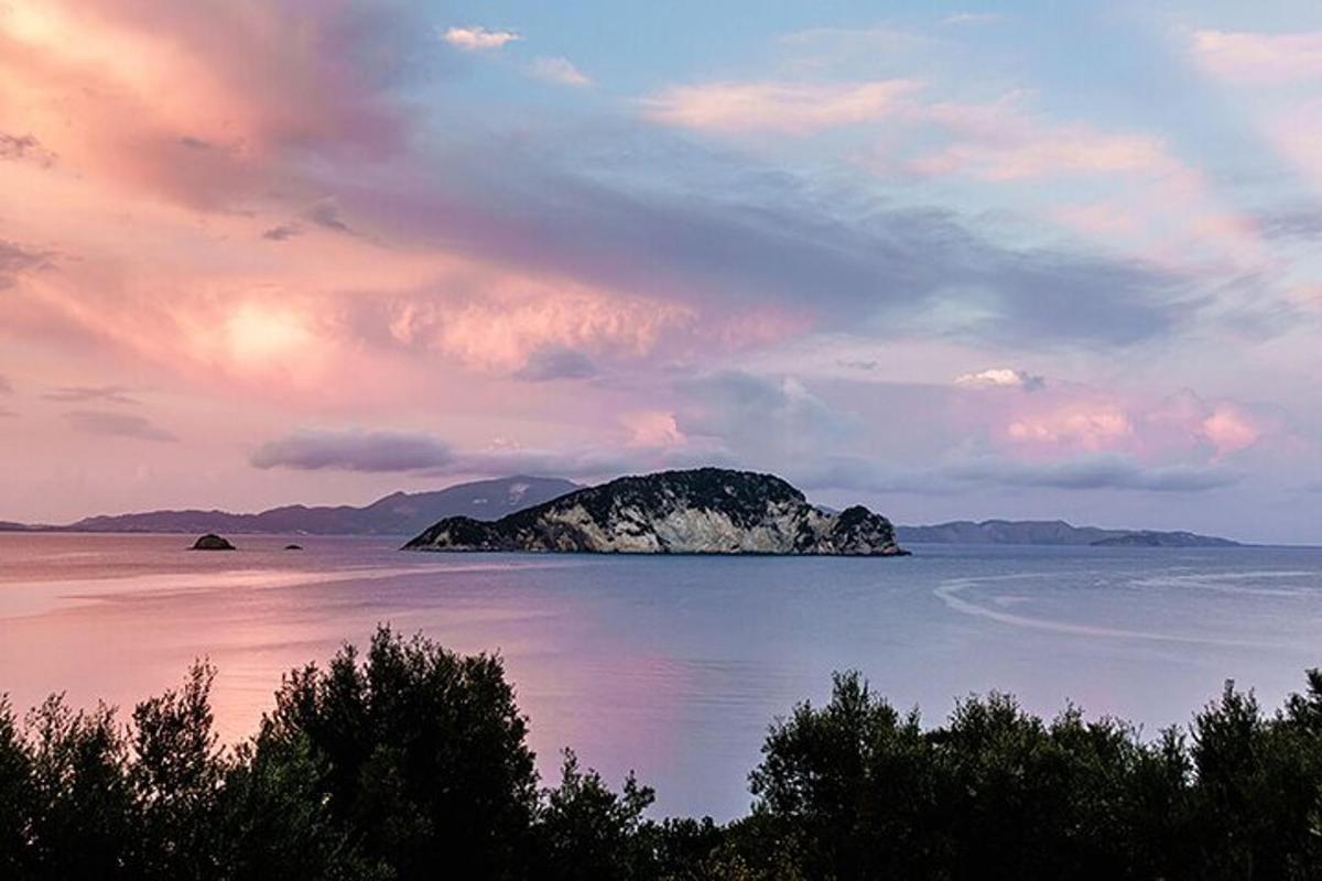 otok v vodi pod oblačnim nebom