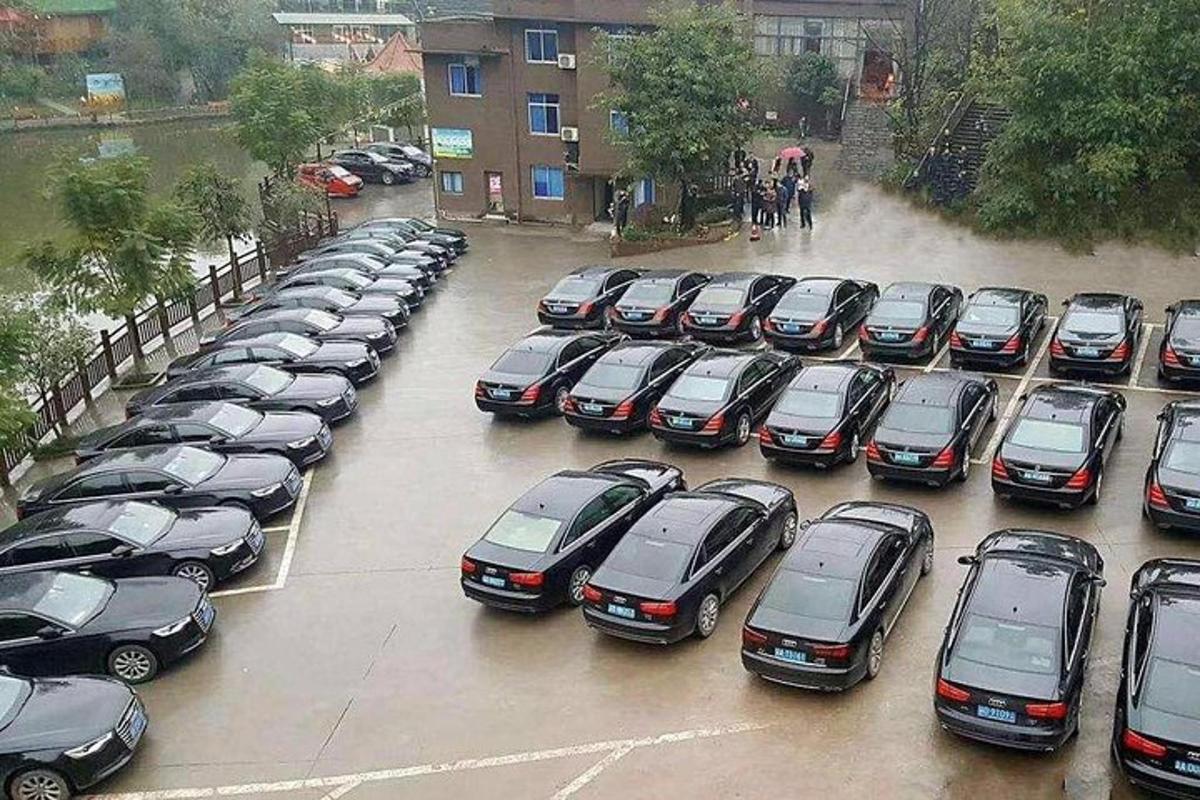 a bunch of cars parked in a parking lot