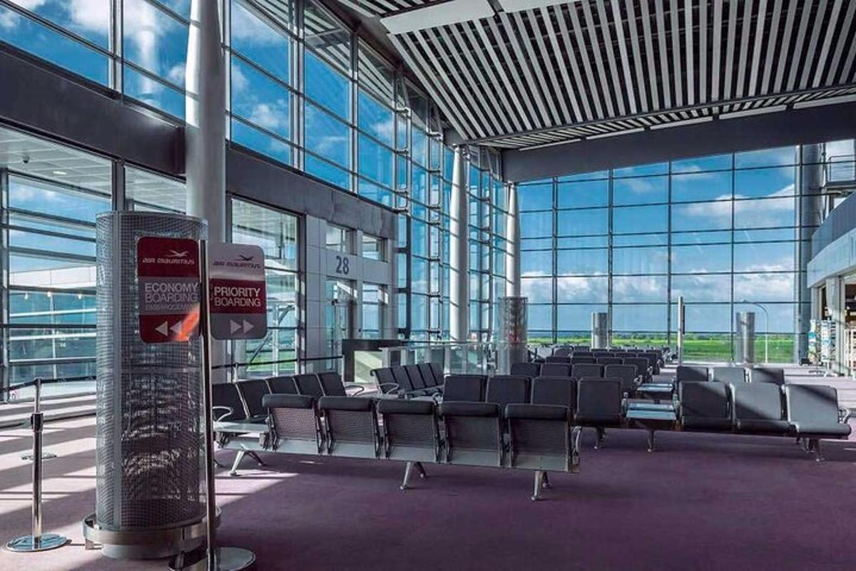terminal kosong dengan kerusi di bangunan besar