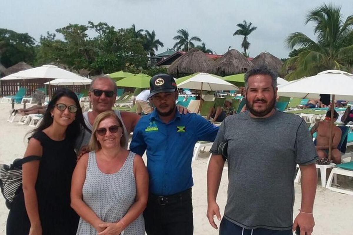 un grupo de personas de pie en la playa