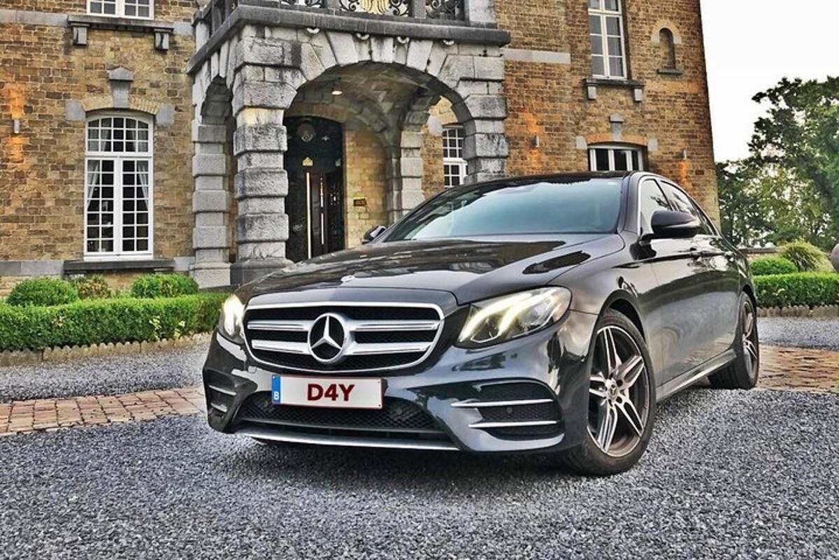 stříbrné auto zaparkované před budovou
