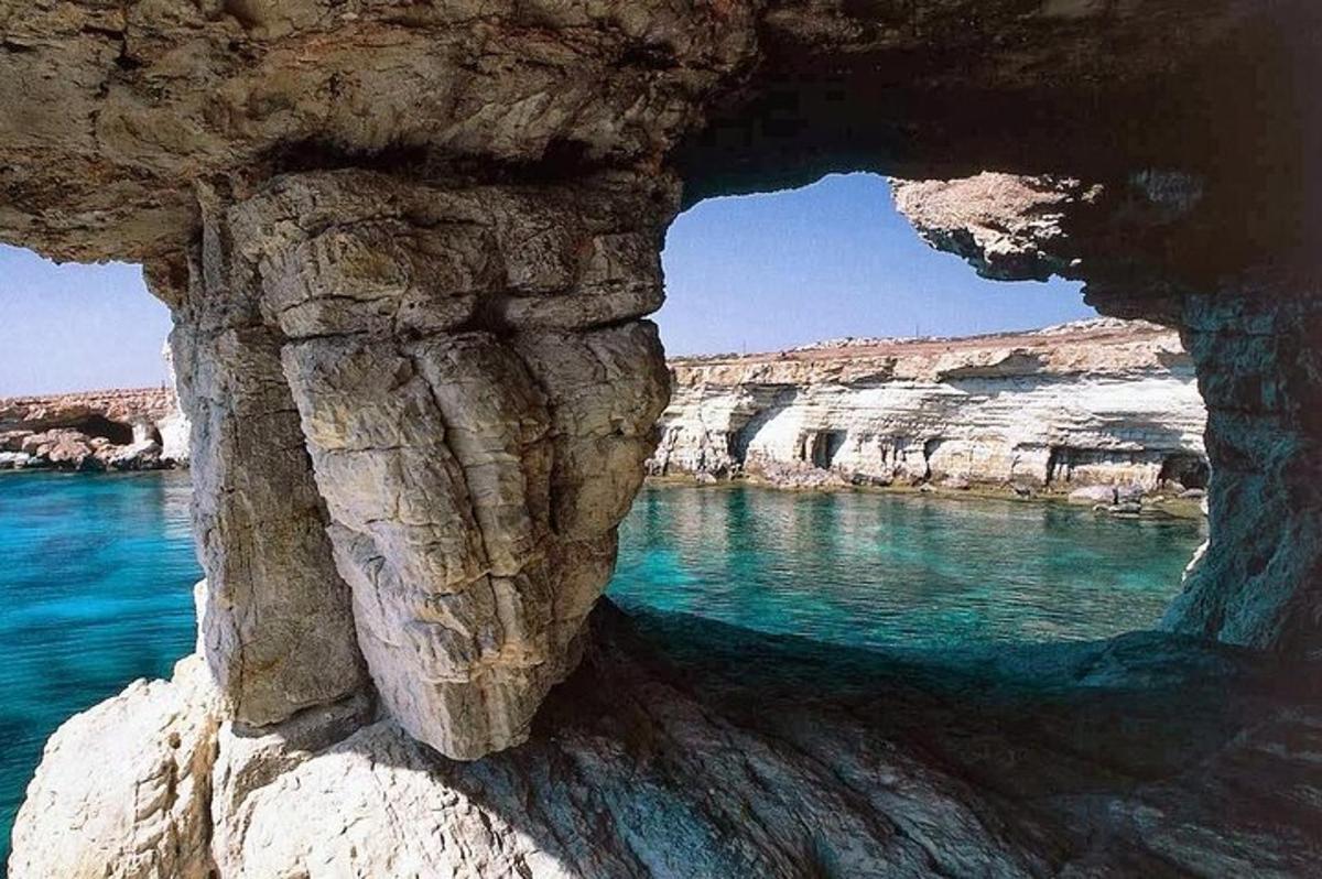 una vista d'una formació rocosa a l'aigua