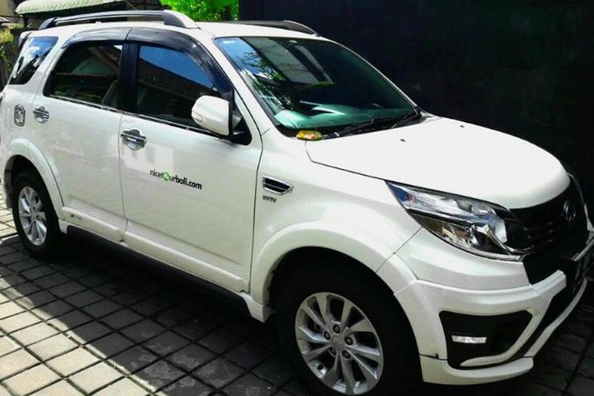 um carro branco está estacionado na calçada