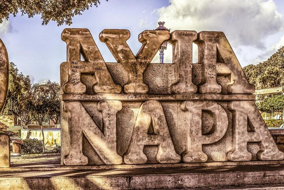 kameni znak na kojem piše novi park