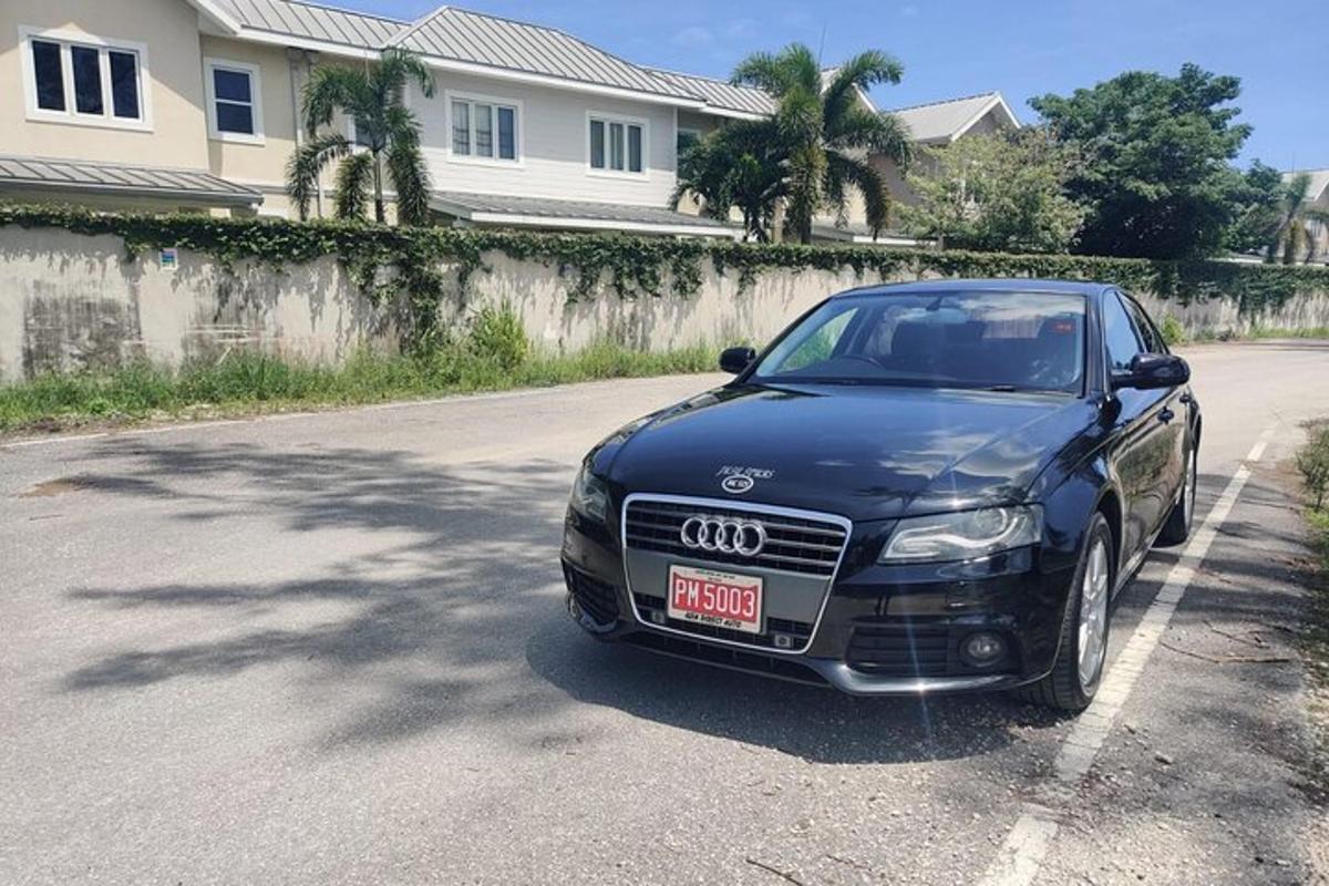 maja ees pargitud must auto