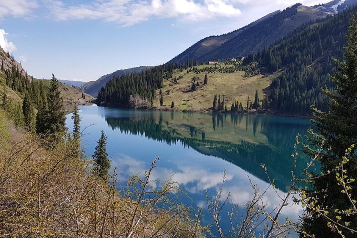 pohled na jezero uprostřed hory