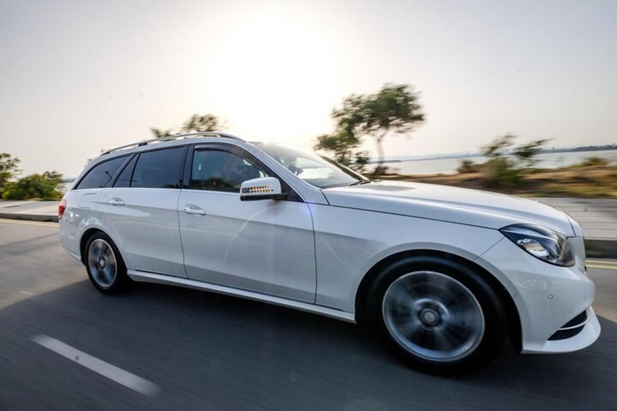 un'auto bianca sta guidando lungo la strada