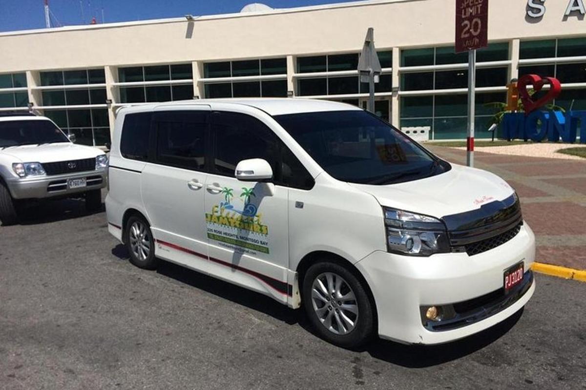 un furgone bianco parcheggiato davanti a un edificio