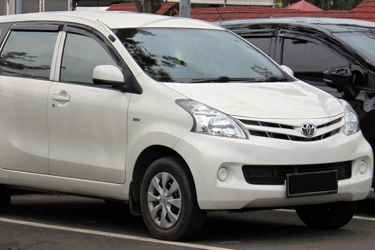 Bela Toyota Fortuner parkirana na parkirišču