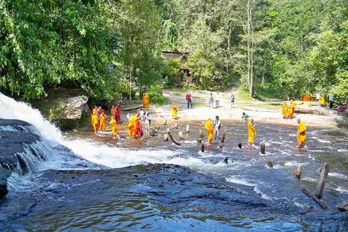 Un grupo de personas en el agua de un río.