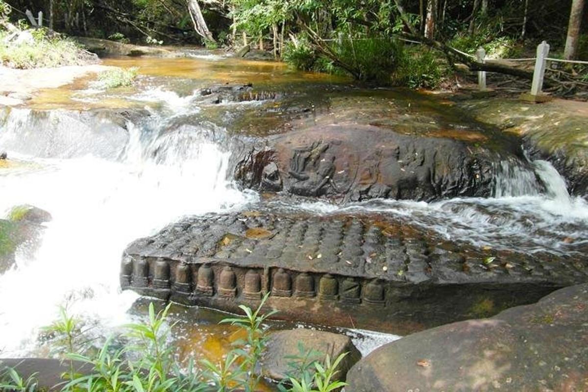 Un río con agua corriendo sobre una formación rocosa