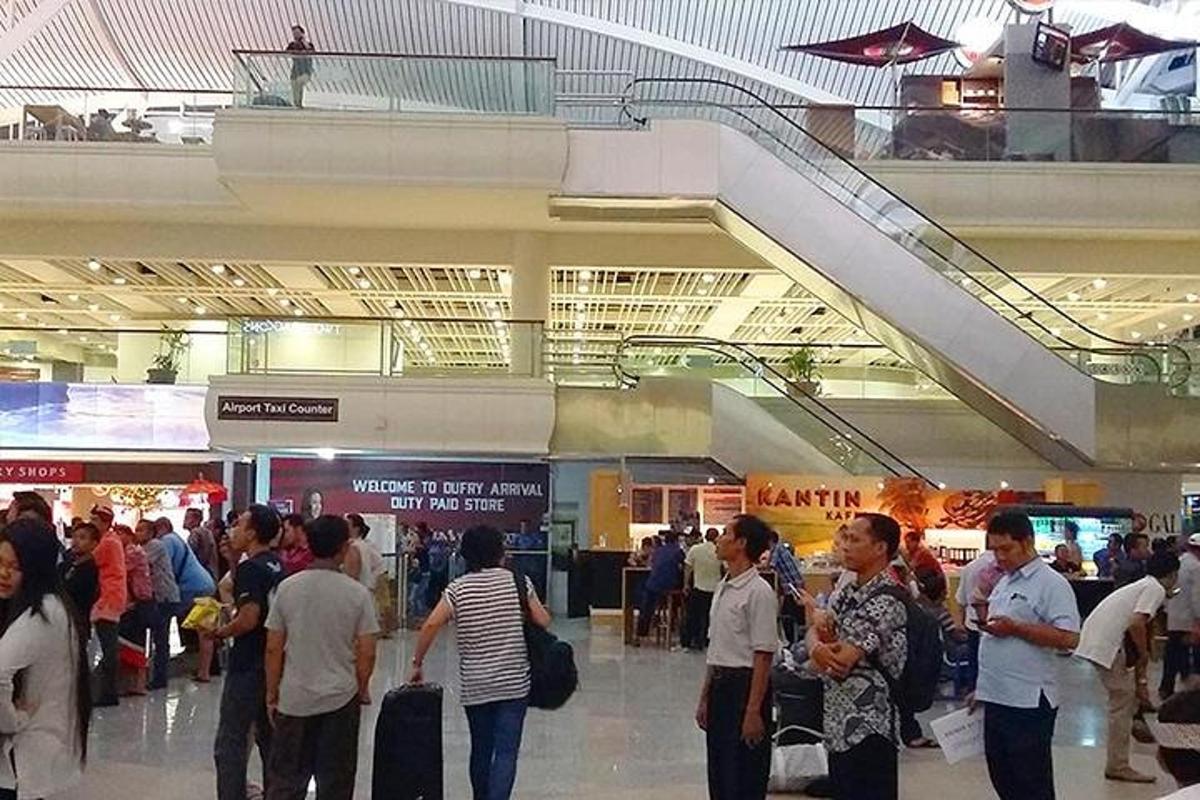 eine Menschenmenge, die in einem Flughafen steht