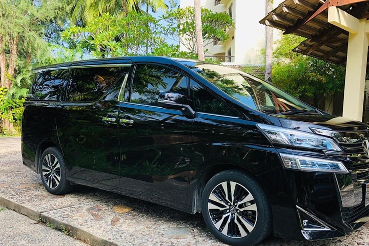 Un coche negro estacionado al costado de una calle