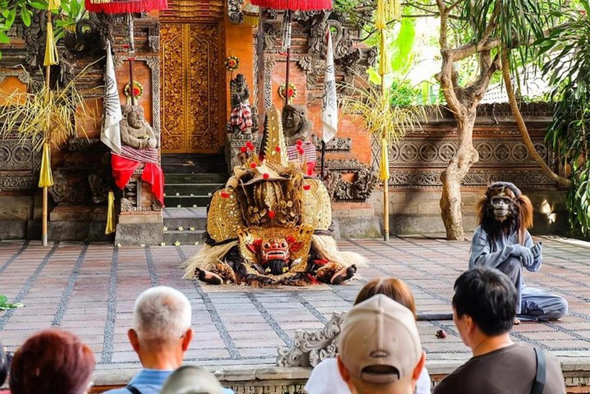 Un grupo de personas mirando una estatua de león en un templo.