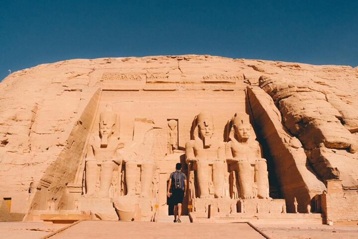 um homem está parado em frente a uma estátua
