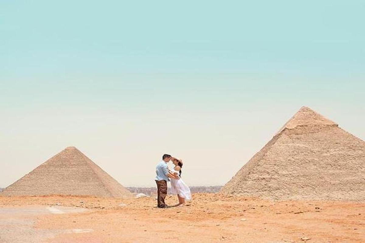 Pár líbající se před pyramidami