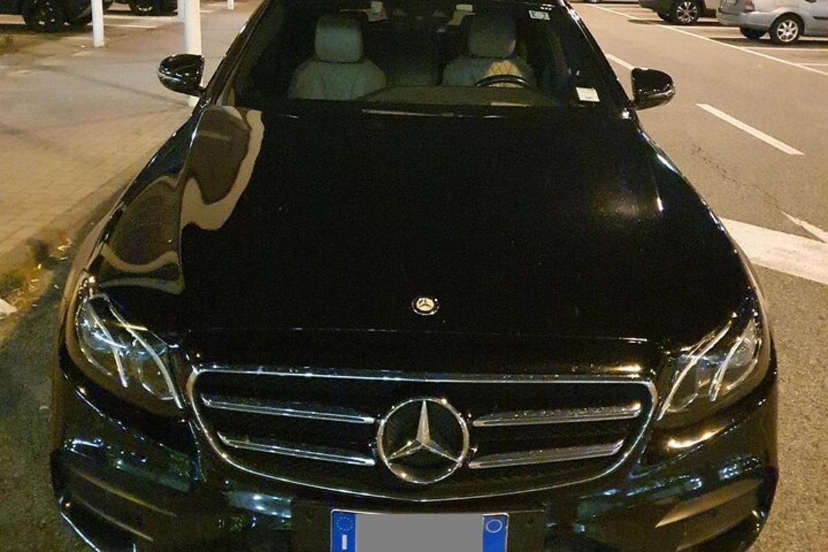 parklas pargitud sõiduauto Mercedes-Benz