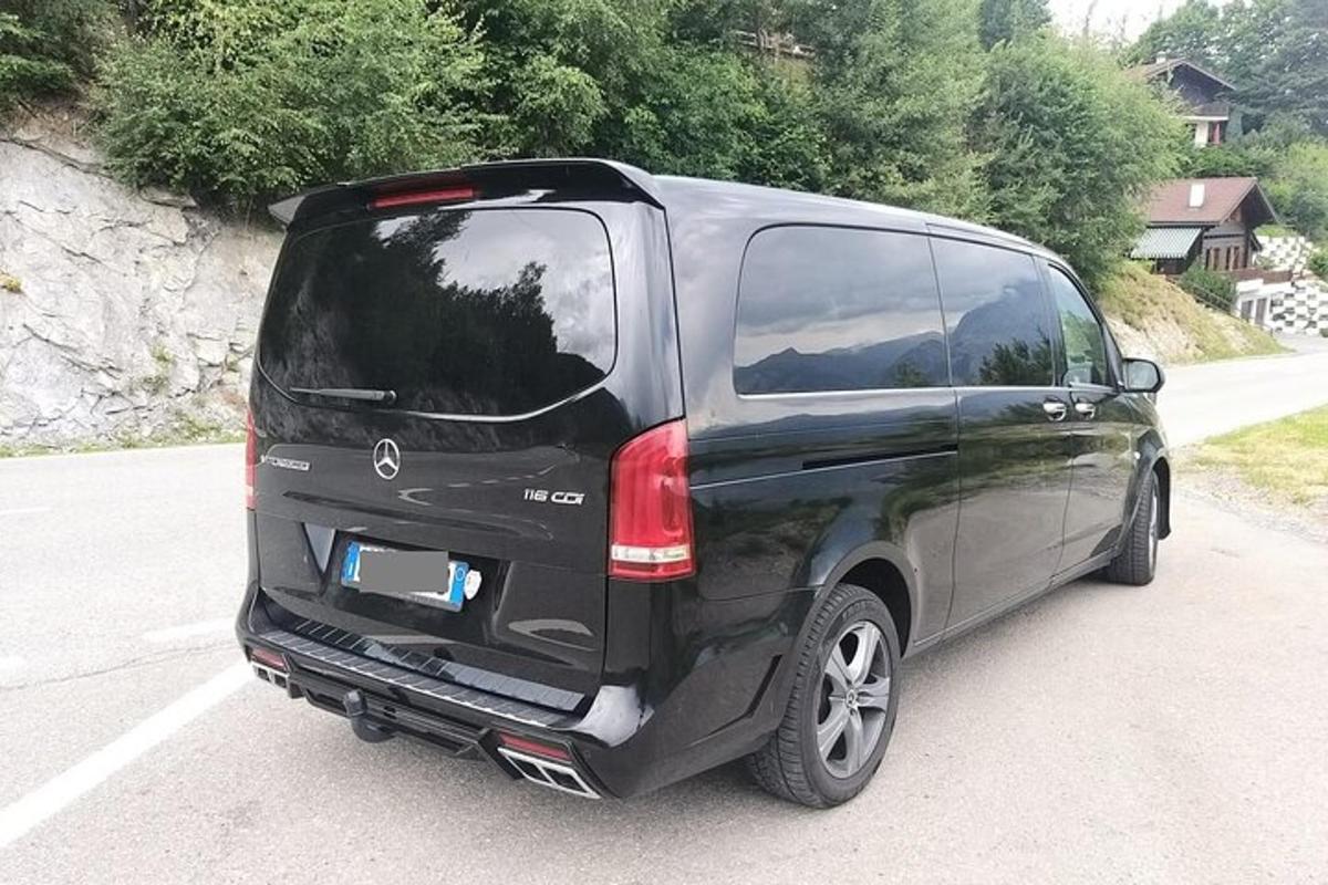 must kaubik pargitud parklasse