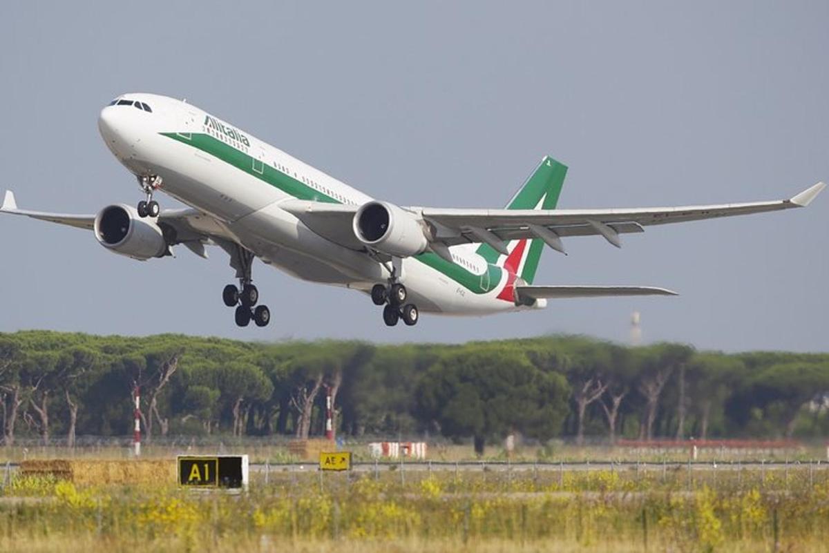 flugvél tekur á loft af flugbraut