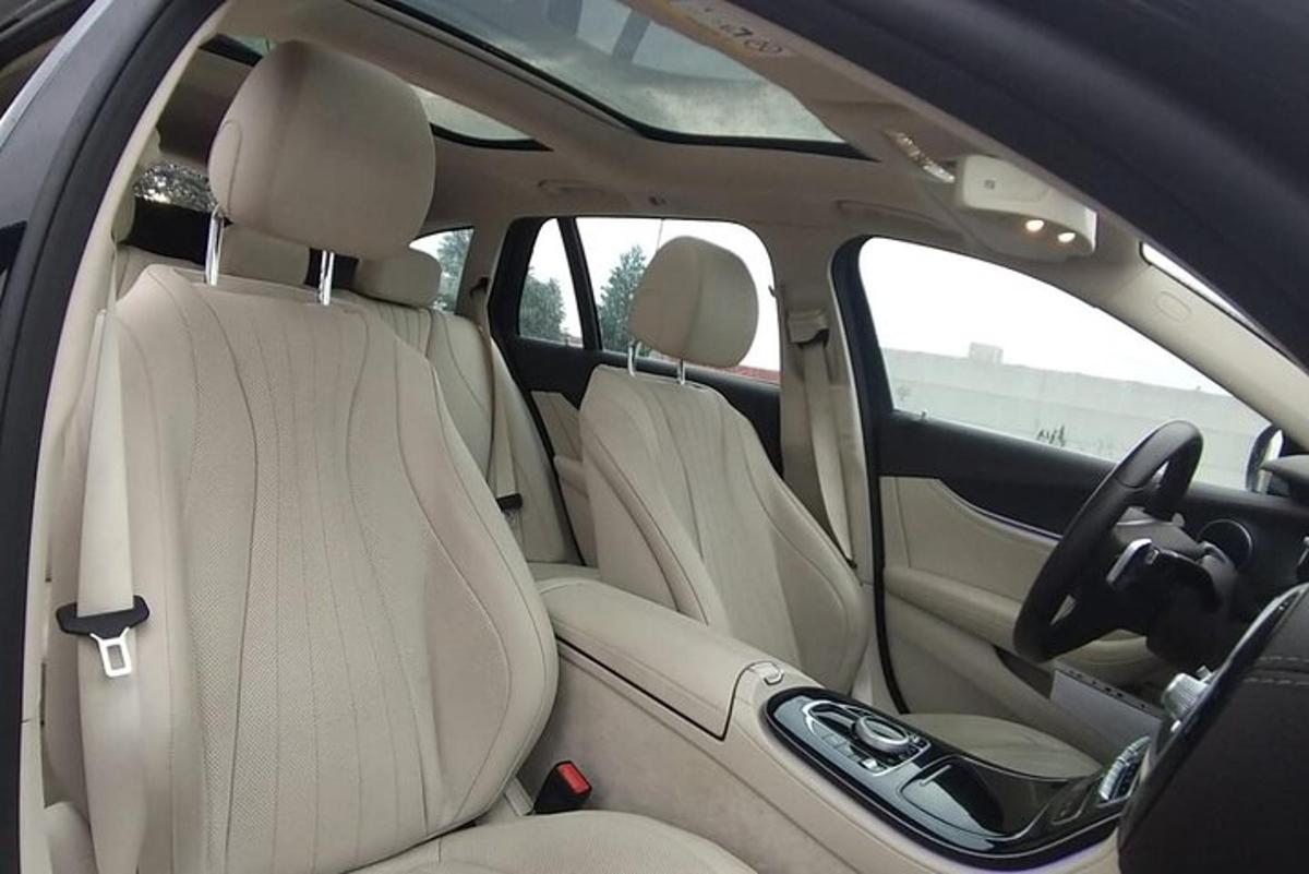 una vista de los asientos traseros de un coche