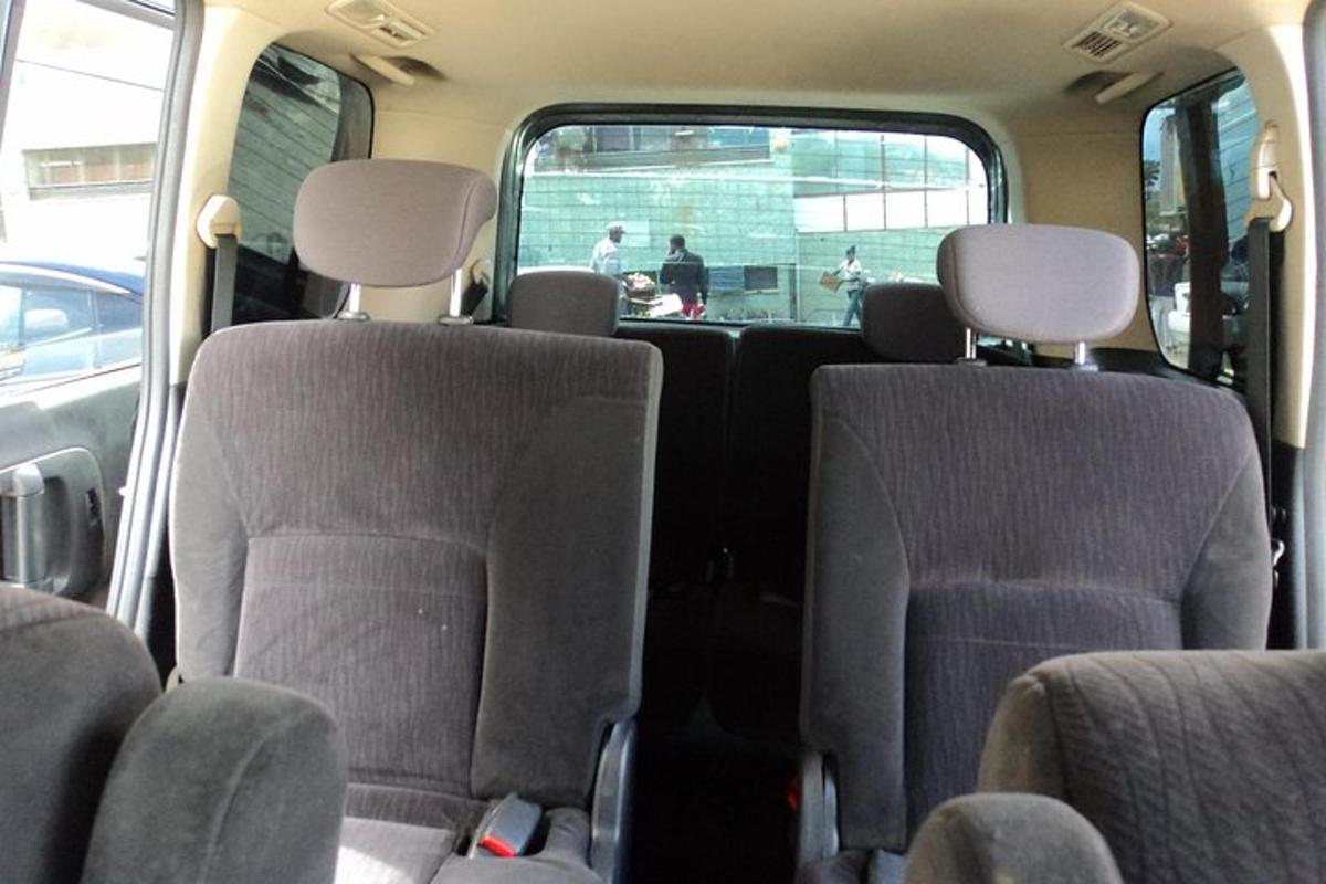 dodávka s prázdnými sedadly v autobuse
