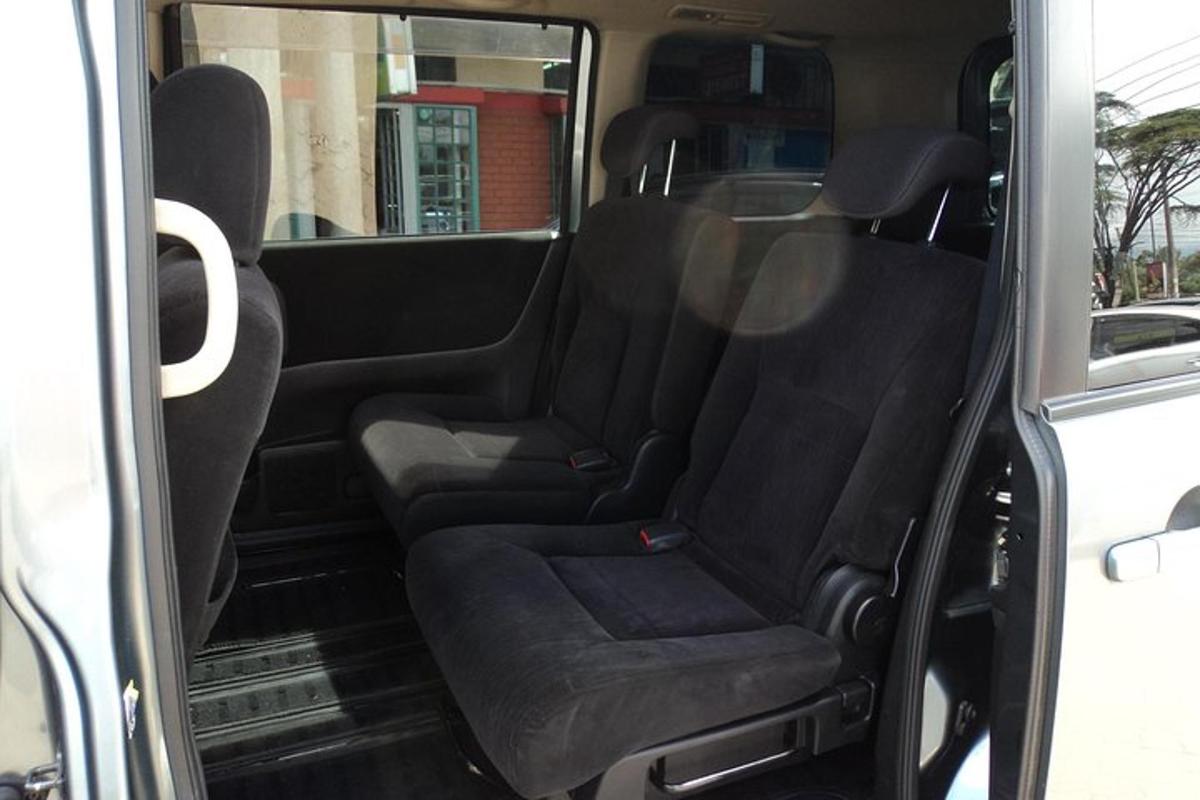 prázdné sedadlo v zadní části minivanu