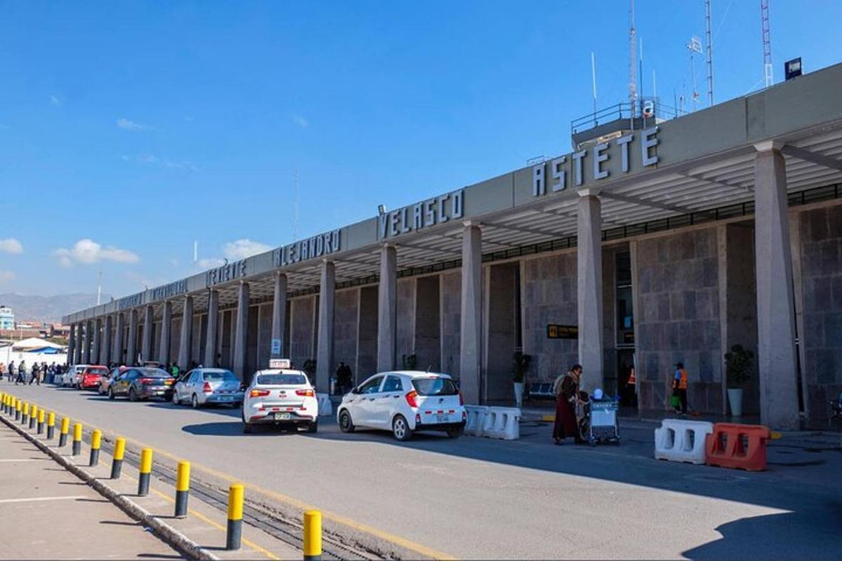 Un estacionamiento con autos estacionados afuera de un aeropuerto.