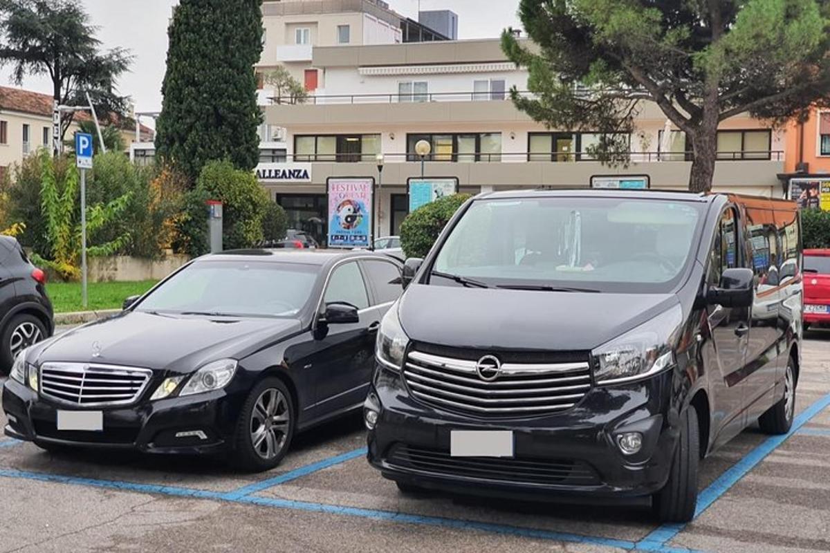 δύο αυτοκίνητα παρκαρισμένα το ένα δίπλα στο άλλο σε ένα πάρκινγκ