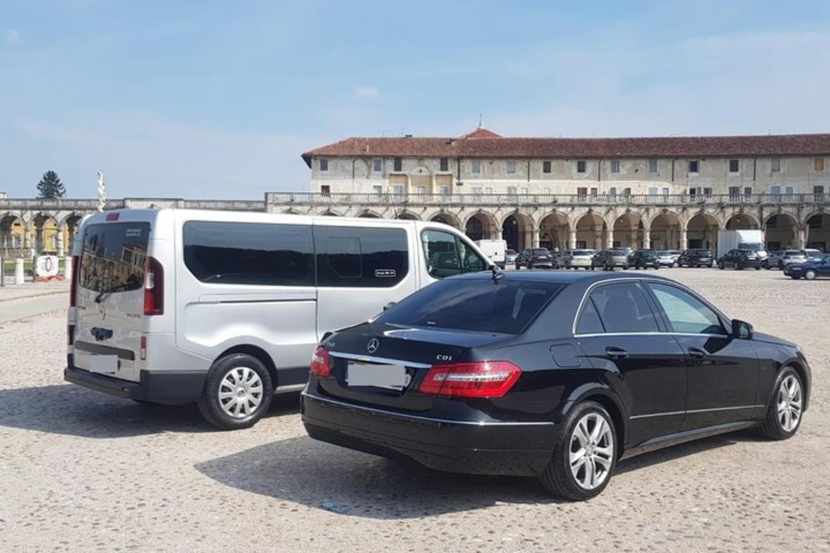 ένα μαύρο αυτοκίνητο παρκαρισμένο δίπλα σε ένα άσπρο βαν