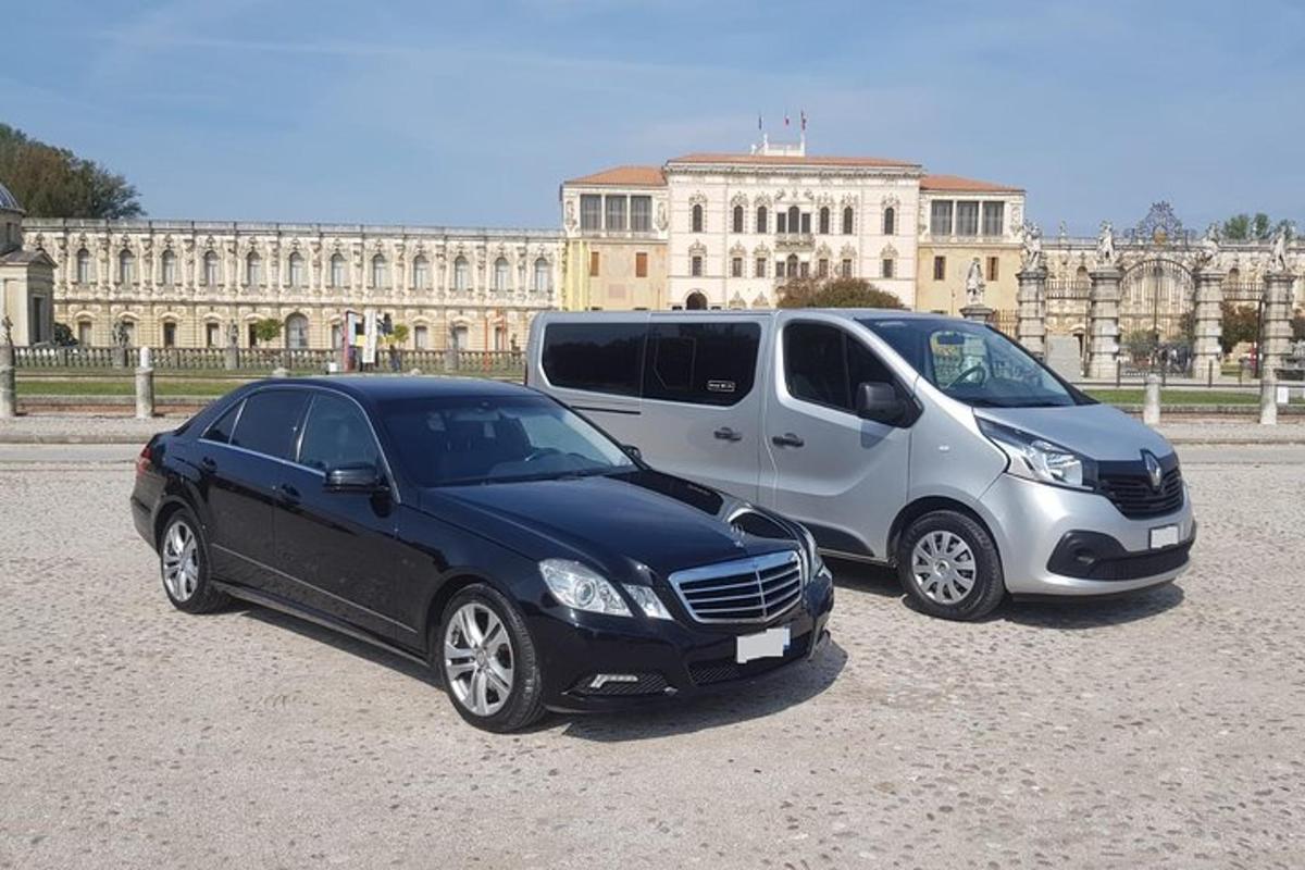 δύο αυτοκίνητα παρκαρισμένα το ένα δίπλα στο άλλο μπροστά σε ένα κτίριο