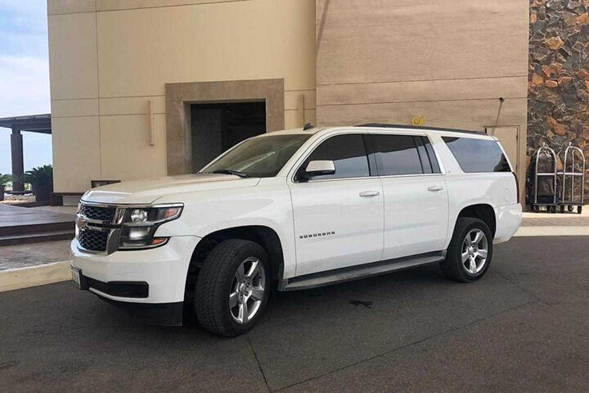 Un camión blanco estacionado frente a un edificio
