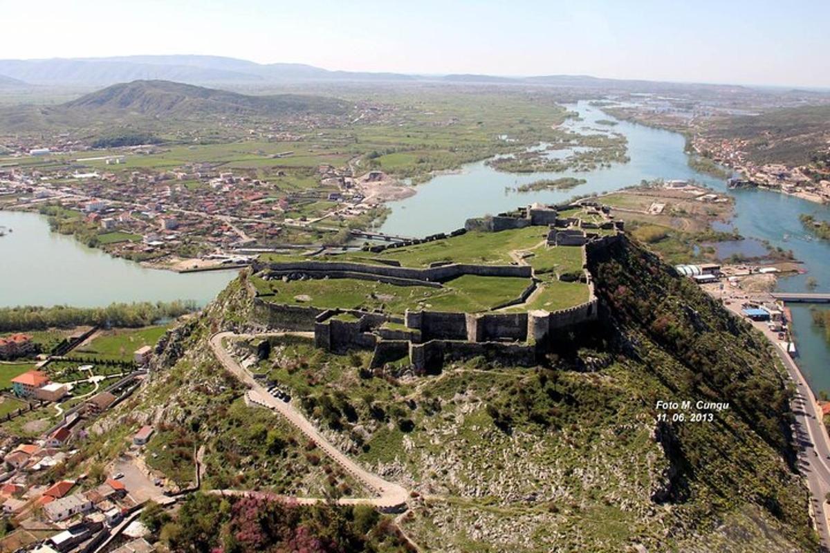 o vedere aeriană a unui castel pe un deal lângă un râu
