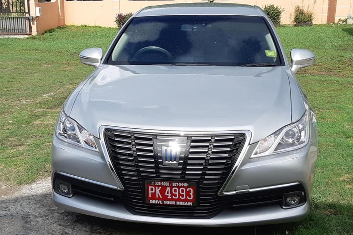 um carro prateado está estacionado em um pátio