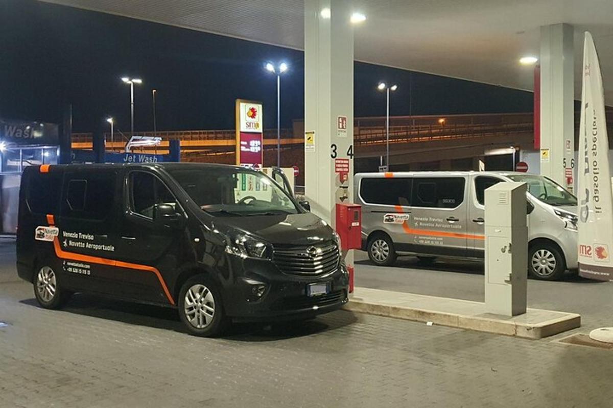 un furgone nero è parcheggiato in una stazione di servizio
