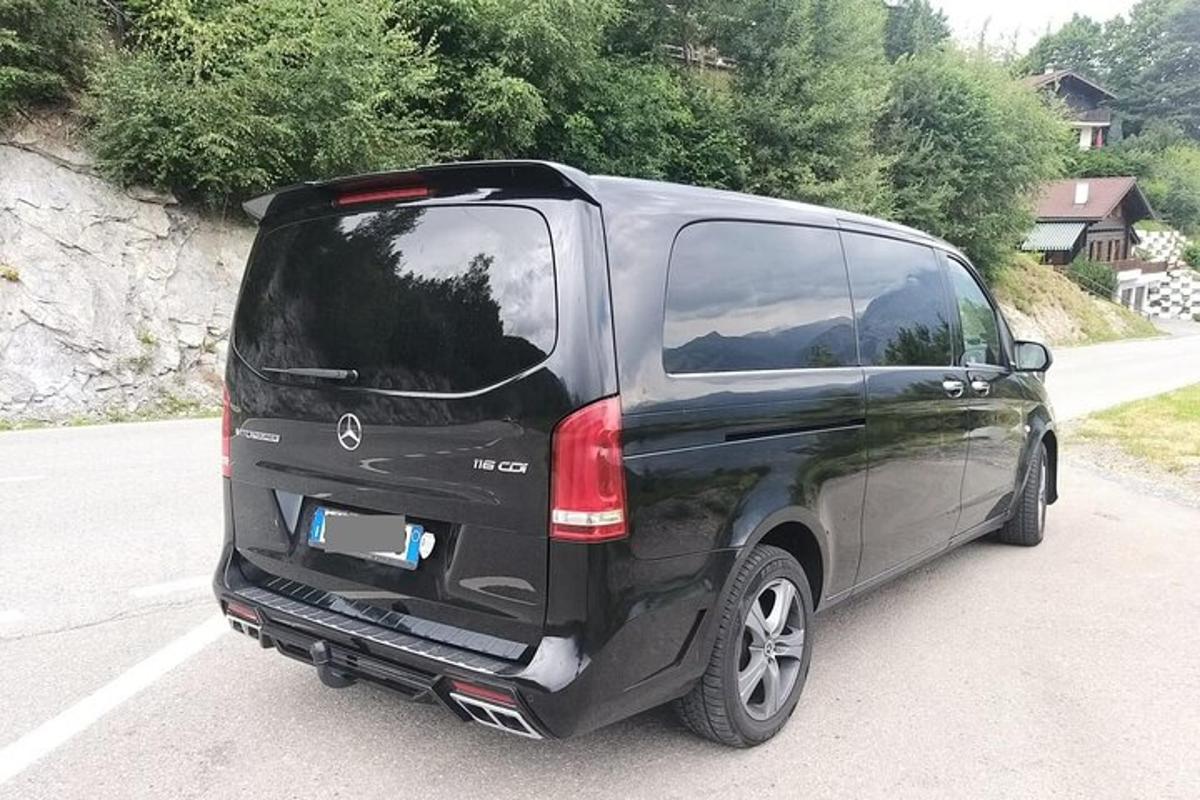 ein schwarzer Lieferwagen auf einem Parkplatz