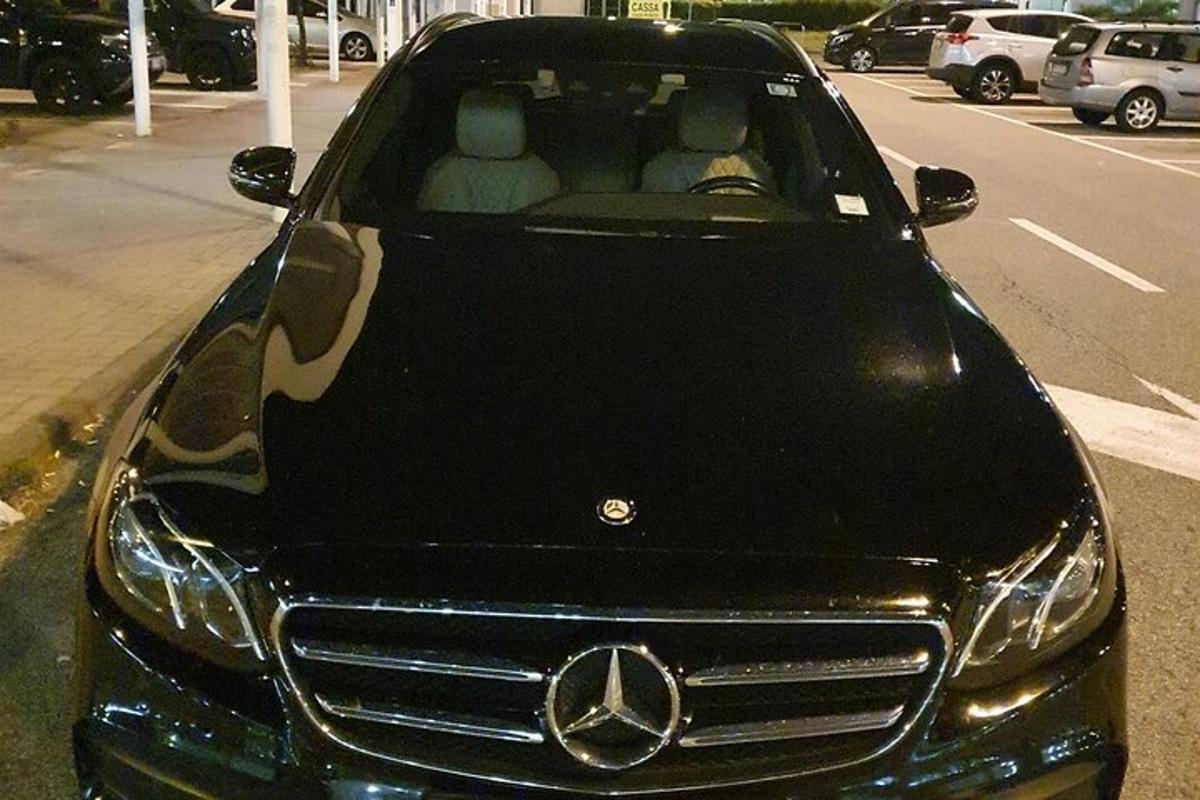 un cotxe Mercedes Benz aparcat en un aparcament