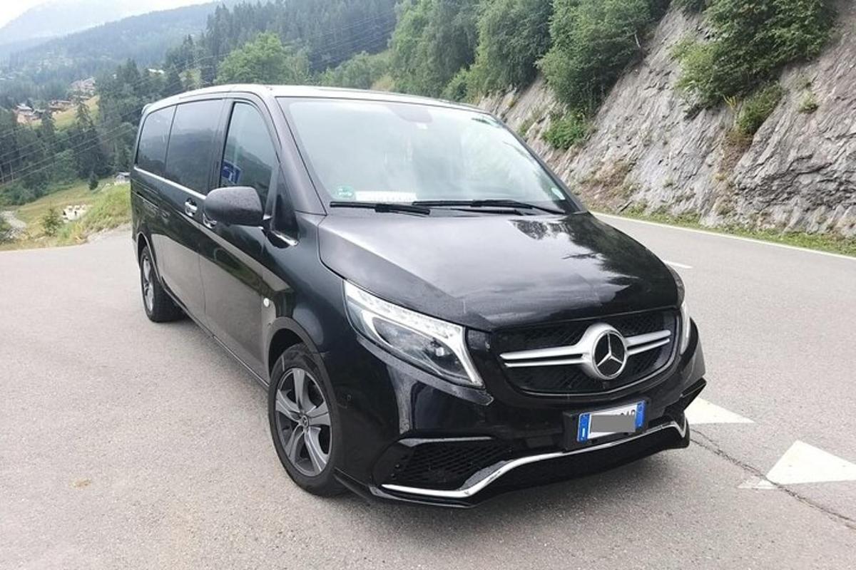 un furgone Mercedes Benz nero parcheggiato su una strada