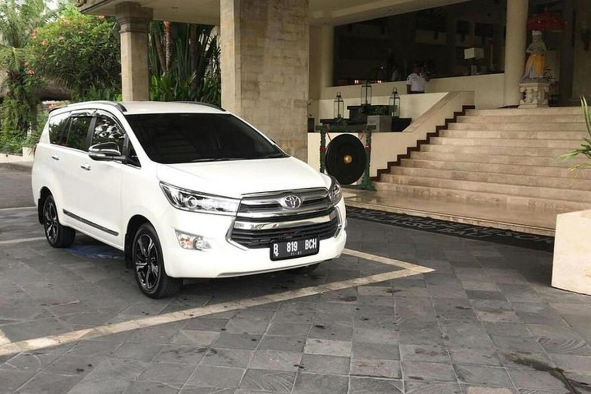 uma van branca estacionada em frente a uma casa