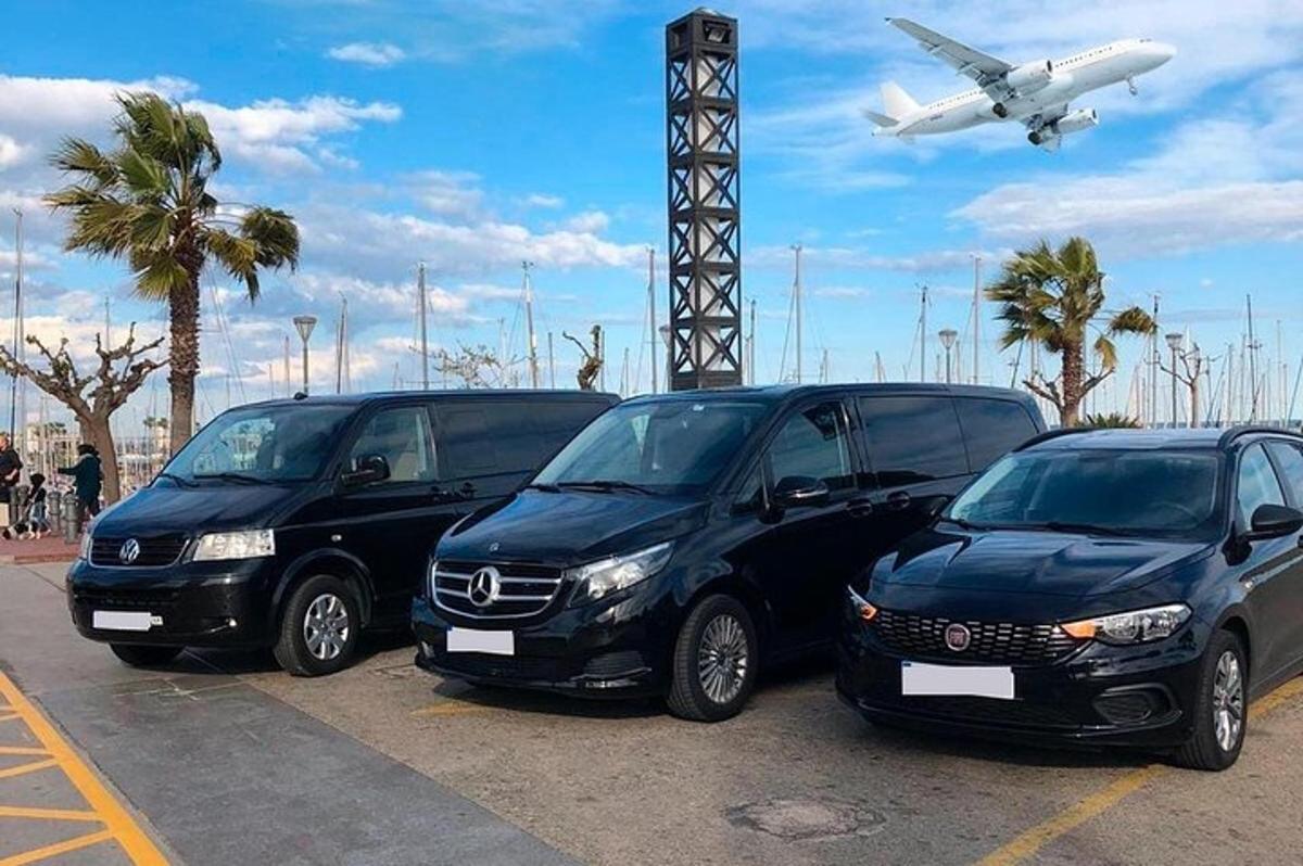 שלוש מכוניות שחורות חונות בחניון עם מטוס