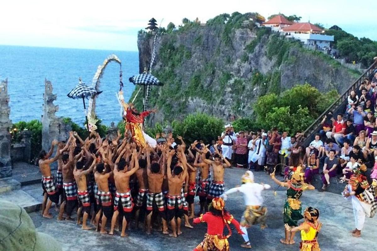 群衆の前で儀式的な踊りを披露する人々の集団