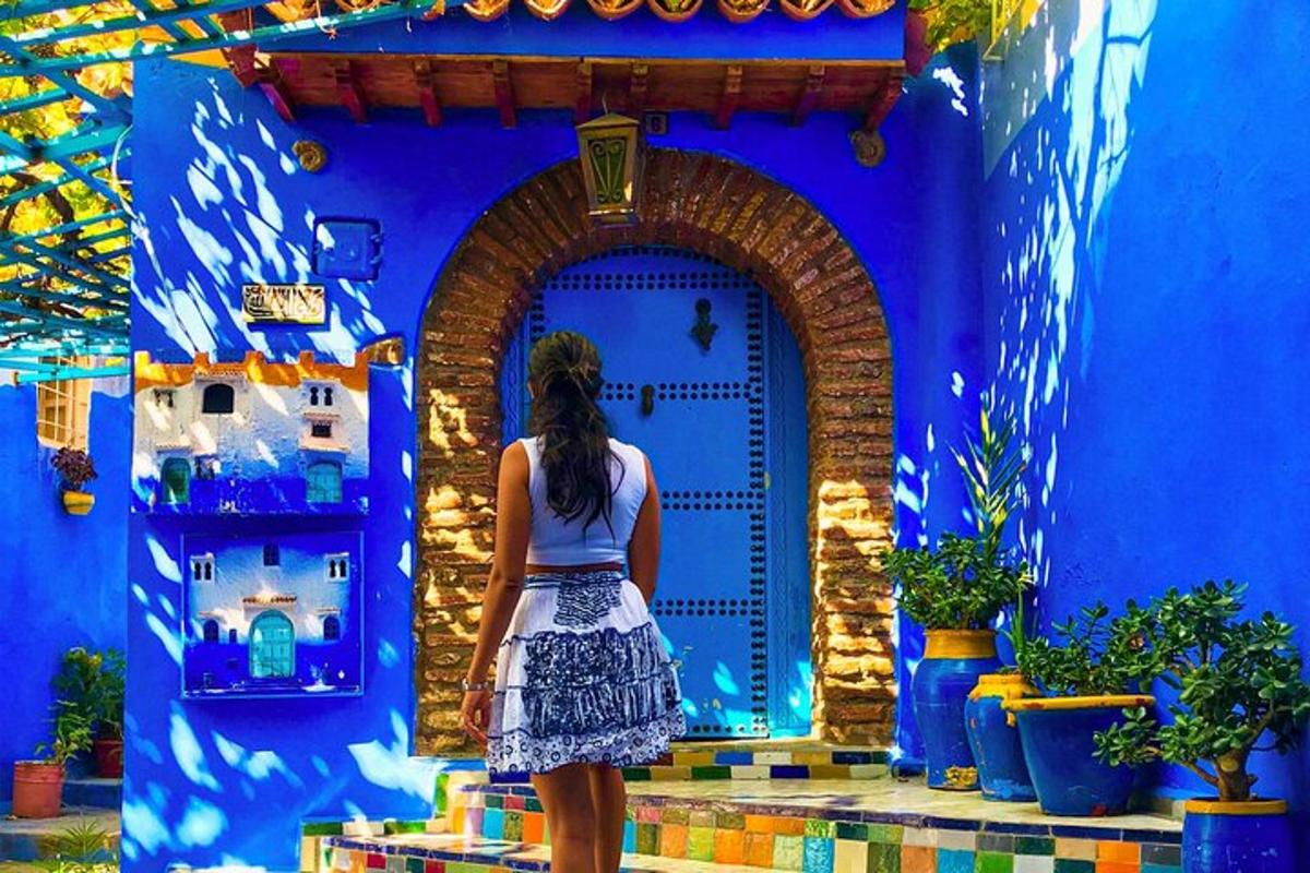 uma mulher parada em frente a uma parede azul