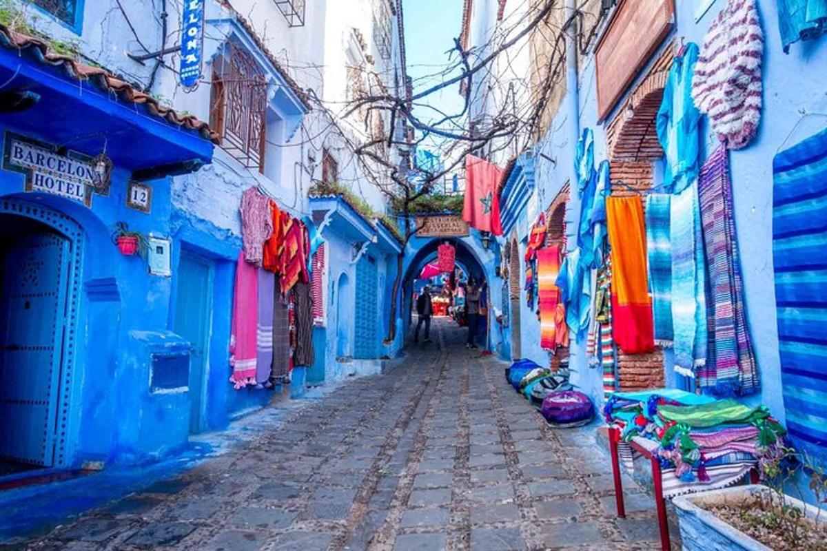 um beco na cidade azul de Marrocos