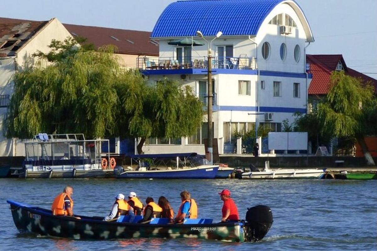 skupina lidí v lodi na vodě
