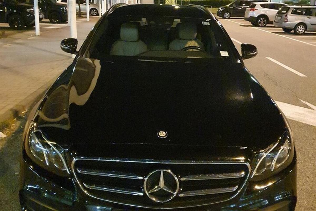 kereta acedes benz diletakkan di tempat letak kereta