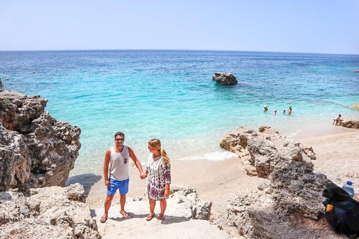 moški in ženska, ki stojita na plaži