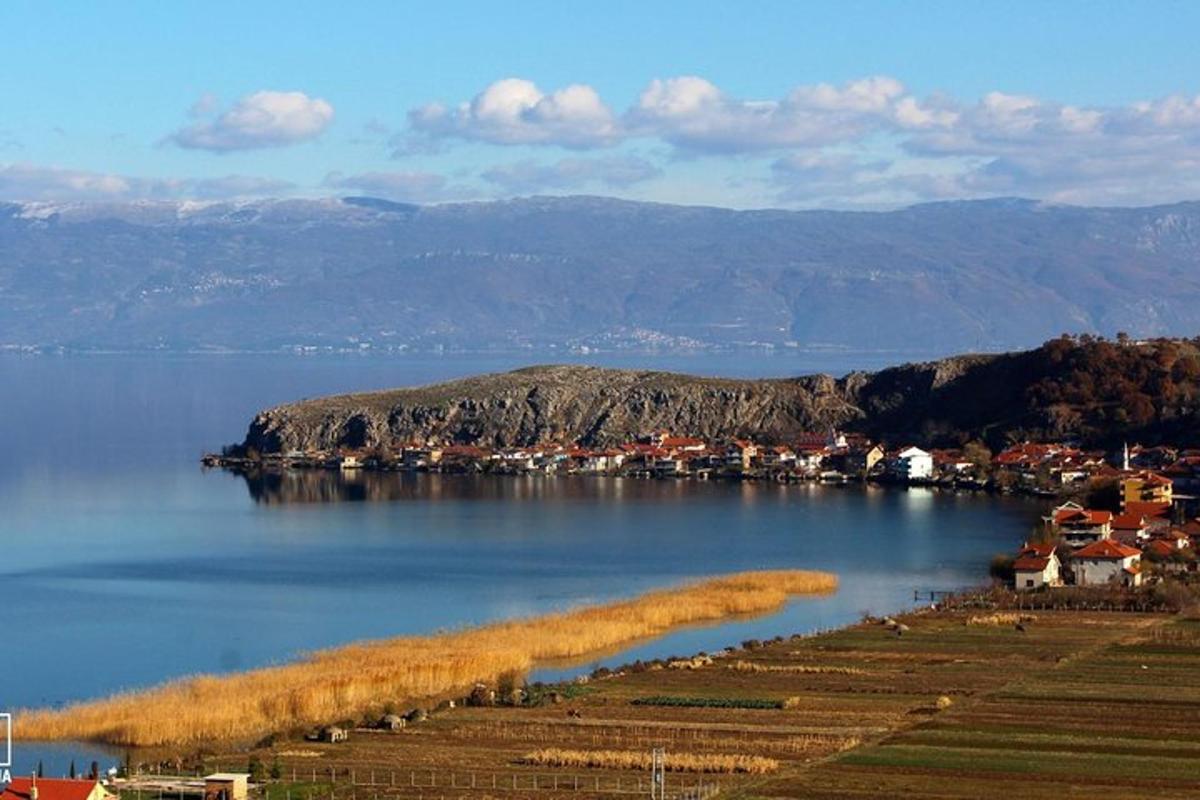 ένα νησί στη μέση ενός μεγάλου υδάτινου όγκου