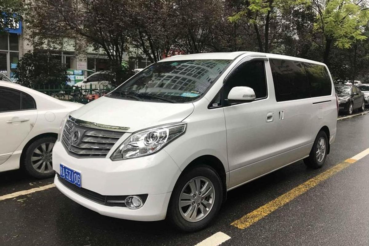 ein weißer Lieferwagen auf einem Parkplatz