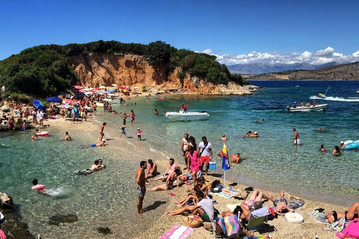 skupina ljudi na plaži v vodi