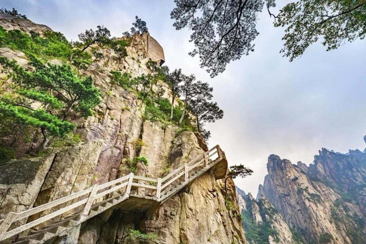 un puente de madera en la ladera de una montaña